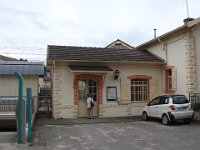 Nous devons attendre ici, mais ... pas de siège dans la gare.